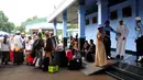 Sejumlah warga negara Indonesia yang dievakuasi dari Yaman saat tiba di Lanud Halim Perdanakusuma, Jakarta, Senin (13/4/2015).Pemulangan 91 WNI dari Yaman menggunakan Pesawat Boeing 737-400 milik TNI Angkatan Udara. (Liputan6.com/Yoppy Renato)
