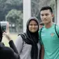 Striker Timnas Indonesia, M. Rafli Mursalim, foto bersama fans usai latihan di Lapangan ABC Senayan, Jakarta, Kamis (22/2/2018). Latihan ini dilakukan untuk persiapan Piala AFF U-18 2018 dan Piala Asia U-19 2018. (Bola.com/M Iqbal Ichsan)