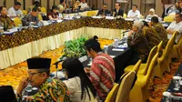 Ketua Kelompok Kerja Industri Pertanian dan Kehutanan KEIN Benny Pasaribu (dua kiri) memberi pemaparan saat FGD di Jakarta, Senin (29/4/2019). FGD membahas strategi permodalan yang berkelanjutan dalam pengembangan agribisnis padi. (Liputan6.com/Angga Yuniar)