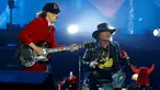 Gitaris Angus Young dan Vokalis baru band AC/DC, Axl Rose saat tampil dalam "Rock Or Bust World Tour" di tur konser dunia di Andalusia, Seville, Spanyol, (10/5). Axl ditunjuk untuk menggantikan sang vokalis AC/DC, Brian Johnson. (REUTERS/Marcelo del Pozo)