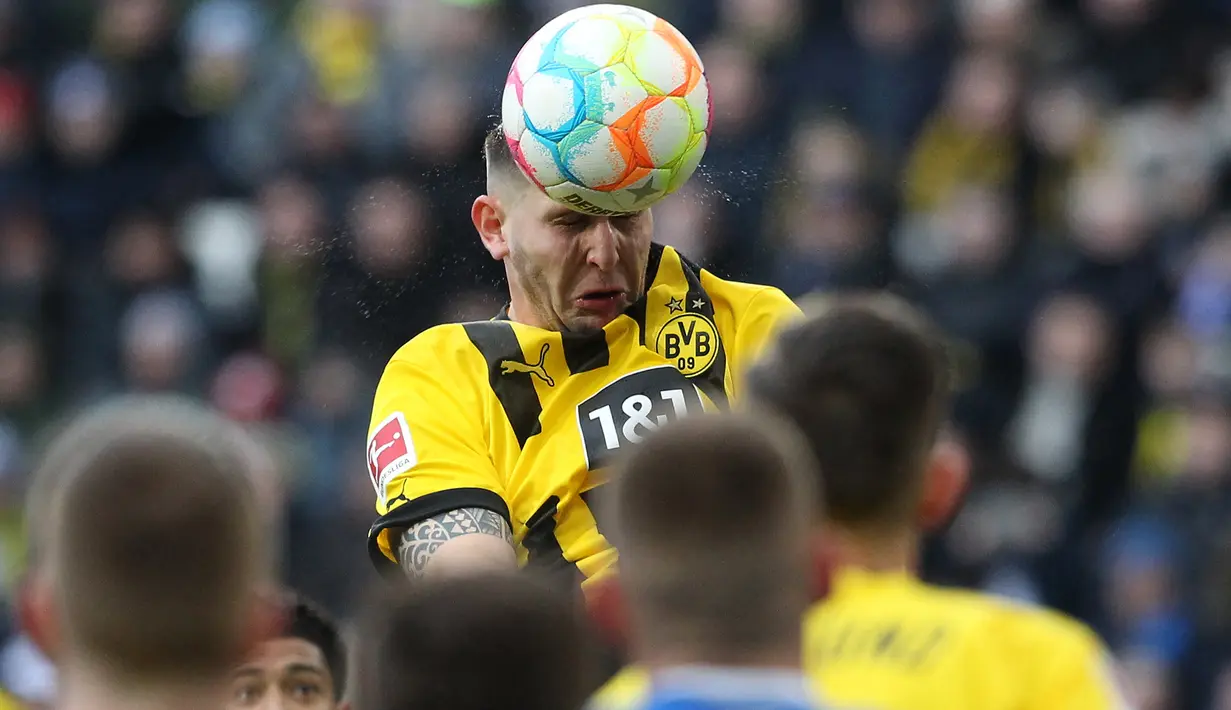 Bek Borussia Dortmund, Niklas Sule berusaha mencetak gol ke gawang Hoffenheim melalui sundulan kepala pada laga Liga Jerman 2022/2023 di Sinsheim (25/2/2023). Niklas Sule yang kini menjalani musim kedua bersama Borussia Dortmund, didatangkan dari Bayern Munchen pada awal musim 2022/2023. Ia membela Bayern Munchen selama 5 musim mulai 2017/2018 hingga akhir musim 2021/2022. (AFP/Daniel Roland)