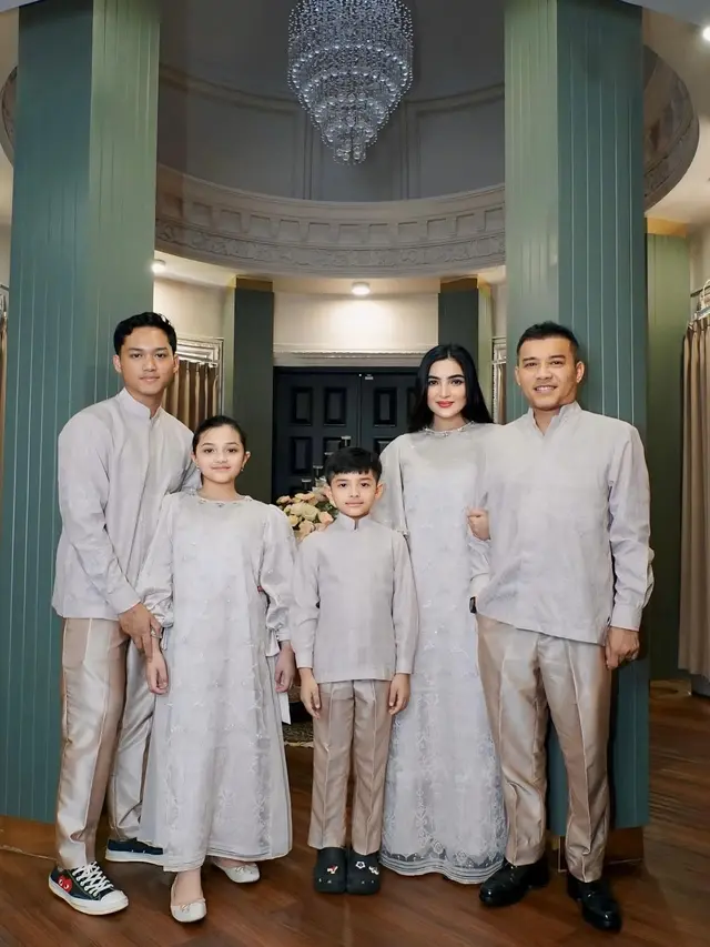 8 Gaya Kompak Keluarga Artis Pakai Baju Sarimbit saat Rayakan Idul Adha 2025, dari Bunga Citra Lestari hingga Ashanty