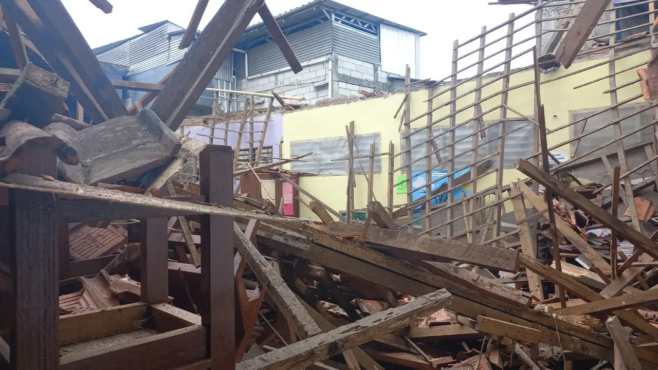 Atap bangunan SD Negeri Ciheuleut 1 Kota Bogor, Jawa Barat, ambruk.