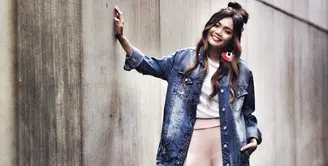 Nyentrik dan unik, sepertinya dua kata yang pas ditujukan untuk Rina Nose. Terlebih saat sedang tampil di atas panggung dan menjadi host,  Rina selalu berhasil menghadirkan nuansa berbusana yang menarik. (Instagram/rinanose16)