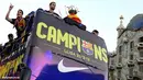 Para pemain Barcelona merayakan keberhasilan menjadi juara musim ini dengan berkeliling di jalan-jalan Kota Spanyol