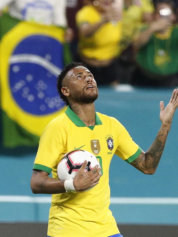 Penyerang Brasil, Neymar Jr berselebrasi usai mencetak gol ke gawang Kolombia selama laga uji coba di Hard Rock Stadium, Florida (7/9/2019). Gol neymar pada menit ke-58 ini menjadi penyelamat Brasil. (AFP Photo/Rhona Wise)