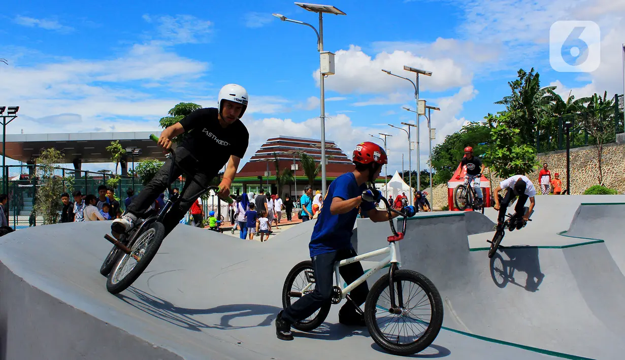 Pengunjung bermain sepeda BMX pada skate park Alun-Alun Kota Depok, Minggu (12/1/2020). Alun-alun seluas 3,9 hektare ini dilengkapi berbagai fasilitas, mulai dari padepokan, wall climbing, skate park, working space, hingga gerai UMKM. (Merdeka.com/Muhammad Fayyadh/Magang)