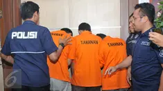 Polda Metro Jaya berhasil membongkar kasus pengemplang pajak daerah, Jakarta, Kamis (17/12/2015). Polisi menyita barang bukti uang senilai Rp45 Juta, 1 mobil, 2 laptop dan 4 ponsel terkait kasus tindak pidana tersebut. (Liputan6.com/Gempur M Surya)