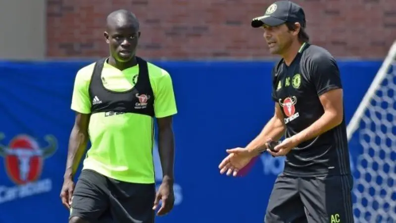 Manajer Chelsea Antonio Conte dan gelandang N’Golo Kante (chelseafc.com)