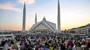 Umat Muslim di Pakistan, lebih banyak berbuka puasa bersama keluarga dan kerabat di masjid. (Aamir Qureshi/AFP)