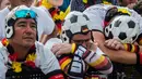 Suporter Jerman tampak kecewa usai ditaklukkan Korea Selatan pada Piala Dunia 2018 di Kazan Arena, Rusia, (27/6/2018). Jerman takluk 0-2 dari Korea Selatan. (AFP/AFP John Macdougall)
