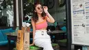Saat berlibur di Bali, penampilan Maureen Daryanani tampak simpel. Kali ini ia mengenakan busana keren dengan lengan terbuka yang dipadukan dengan celana panjang. Aksesoris kacamata yang ia kenakan membuat penampilannya semakin kece. (Liputan6.com/IG/@maureendaryananii_)