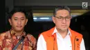 Anggota DPR F-PAN Sukiman (kanan) usai menjalani pemeriksaan perdana pascapenahanan oleh penyidik di Gedung KPK, Jakarta, Jumat (16/8/2019). Sukiman diperiksa sebagai tersangka dugaan suap pengurusan dana perimbangan APBN-P 2017 dan APBN 2018 Kabupaten Pegunungan Arfak. (merdeka.com/Dwi Narwoko)