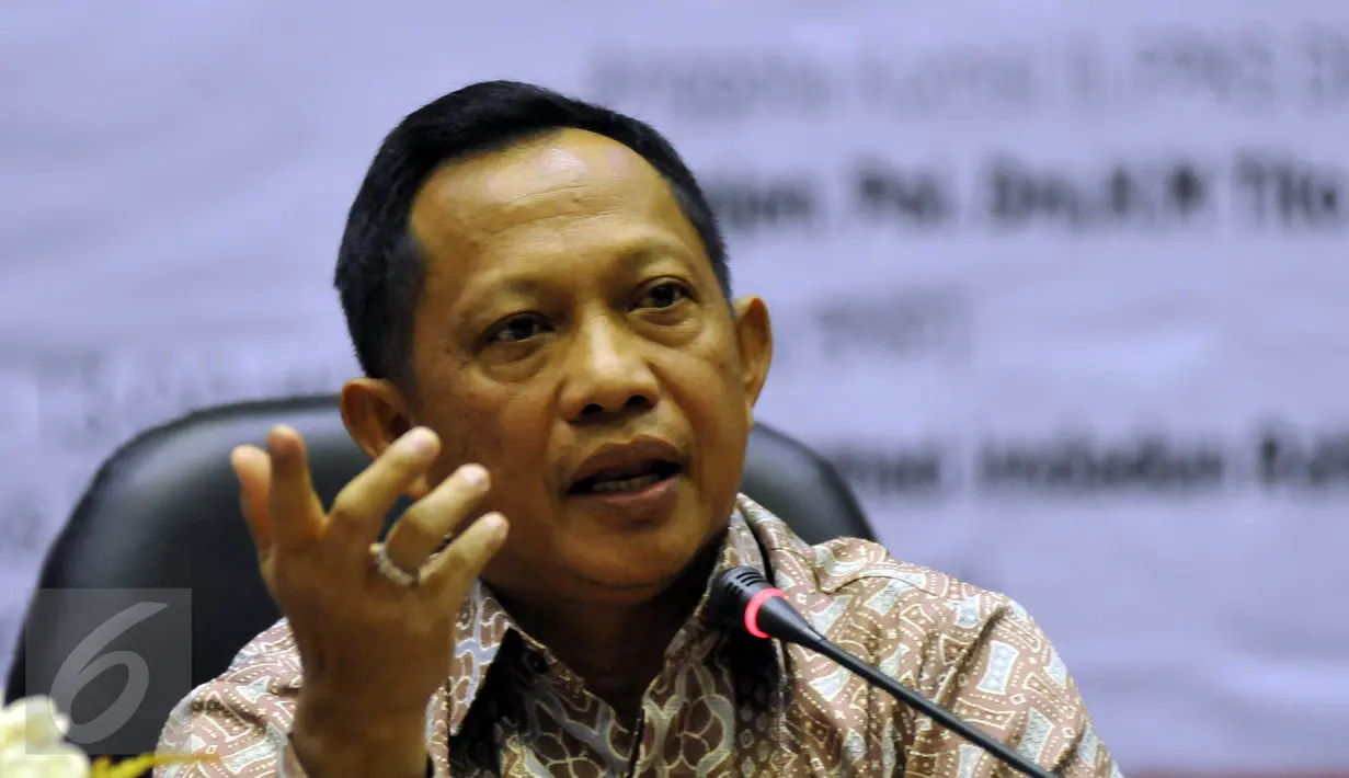 Kepala BNPT, Komjen Pol Tito Karnavian menjadi pembicara dalam diskusi PKS di Gedung Nusantara I Kompleks Parlemen, Senayan, Jakarta, Kamis (21/4). Diskusi tersebut membahas Radikalisasi dan Terorisme dalam Perspektif NKRI. (Liputan6.com/Johan Tallo)