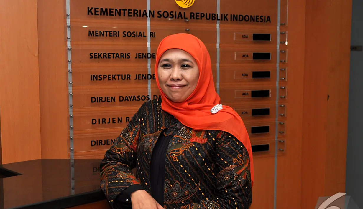 Khofifah Indar Parawansa resmi menjadi Menteri Sosial Periode 2014-2019 setelah diberi mandat oleh Presiden Joko Widodo, Jakarta, Selasa (28/10/2014). (Liputan6.com/Miftahul Hayat)