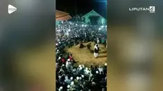 Seorang pria sanggup hadapi kerumunan orang seorang diri dengan menggunakan tenaga dalam.