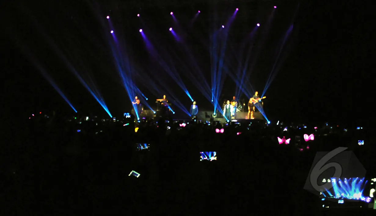 Ratusan penggemar Boyzone menyaksikan konser bertajuk A Night Of Reunion With Boyzone di Istora Senayan, Jakarta (22/5/2015). Boyzone mengajak penggemar untuk bernyanyi bersama dan bernostalgia dengan lagu-lagu mereka. (Liputan6.com/Panji Diksana)