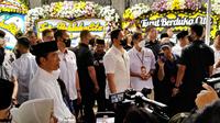Presiden Joko Widodo dan Ibu Negara Iriana Jokowi turut melayat ke rumah Kepala Staf Kepresidenan RI Moeldoko. Istri Moeldoko, Koesni Harningsih meninggal dunia pada Minggu (12/3/2023). (Dok. Liputan6.com/Ady Anugrahadi).