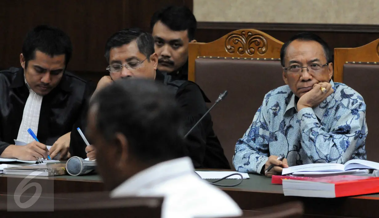 Mantan Menteri ESDM, Jero Wacik saat menghadiri sidang lanjutan di Pengadilan Tipikor, Jakarta, Senin (16/11/2015). JPU KPK menghadirkan lima orang saksi yang merupakan bawahan Jero Wacik ketika masih menjabat menteri ESDM (Liputan6.com/Helmi Afandi)