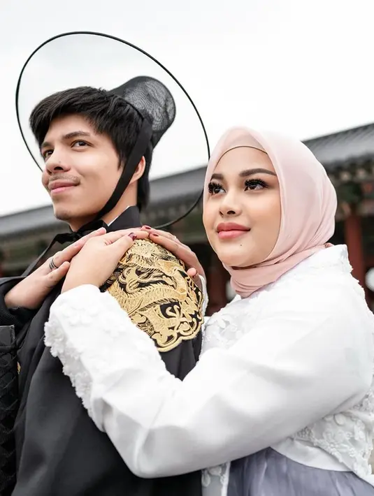 Dikatakan bahwa Aurel harus memperjuangkan susu ASI untuk anaknya. Jadi, dia cepat merasa lapar dan harus makan makanan yang bergizi. YouTuber itu juga tak habis pikir karena yang menghujat kebanyakan adalah sesama perempuan yang seharusnya bisa lebih mengerti. (Liputan6.com/IG/@attahalilintar)