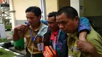 Sang kakek calon haji akhirnya diantarkan ke bandara menumpang mobil ambulans. (Liputan6.com/Eka Hakim)