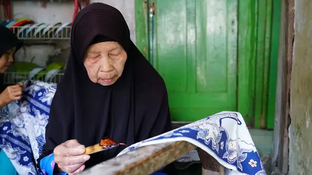Sariah, 83 tahun, salah satu pembatik penerima bantuan kompor listrik, Kampung Sanding mengaku suntikan bantuan kompor listrik cukup membantu meringankan biaya produksi, terutama mahanya harga gas saat ini.