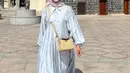<p>Embross dress akan menunjang penampilanmu saat sedang menjalankan ibadah suci di Mekkah. (Instagram/ririnekawati)</p>