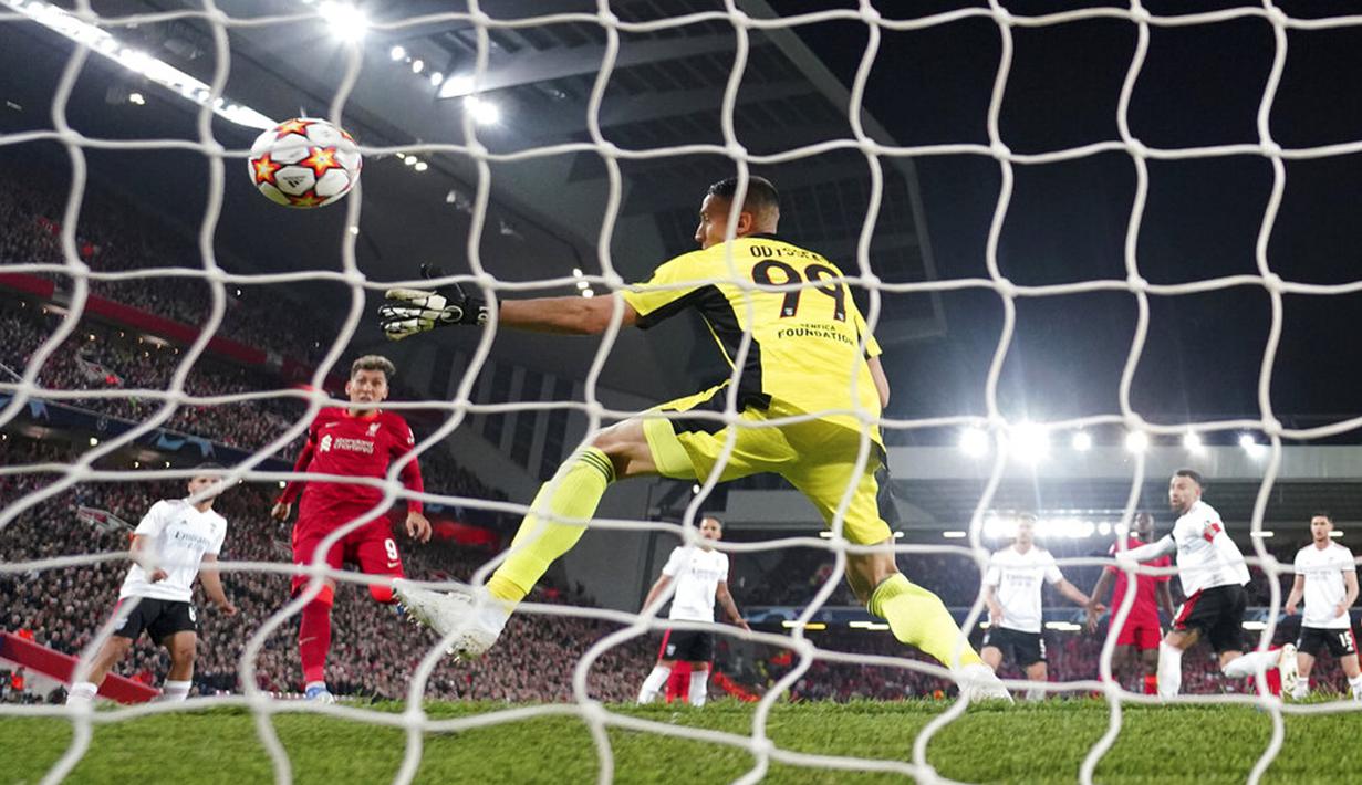 Pemain Liverpool Roberto Firmino (kedua kiri) mencetak gol ke gawang Benfica pada pertandingan sepak bola leg kedua perempat final Liga Champions di Stadion Anfield, Liverpool, Inggris, 13 April 2022. Pertandingan berakhir dengan skor 3-3. (AP Photo/Jon Super)
