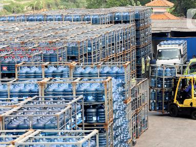 Pekerja melakukan aktivitas bongkar muat air minum dalam kemasan di Jakarta, Selasa (8/8/2023). (Liputan6.com/Angga Yuniar)