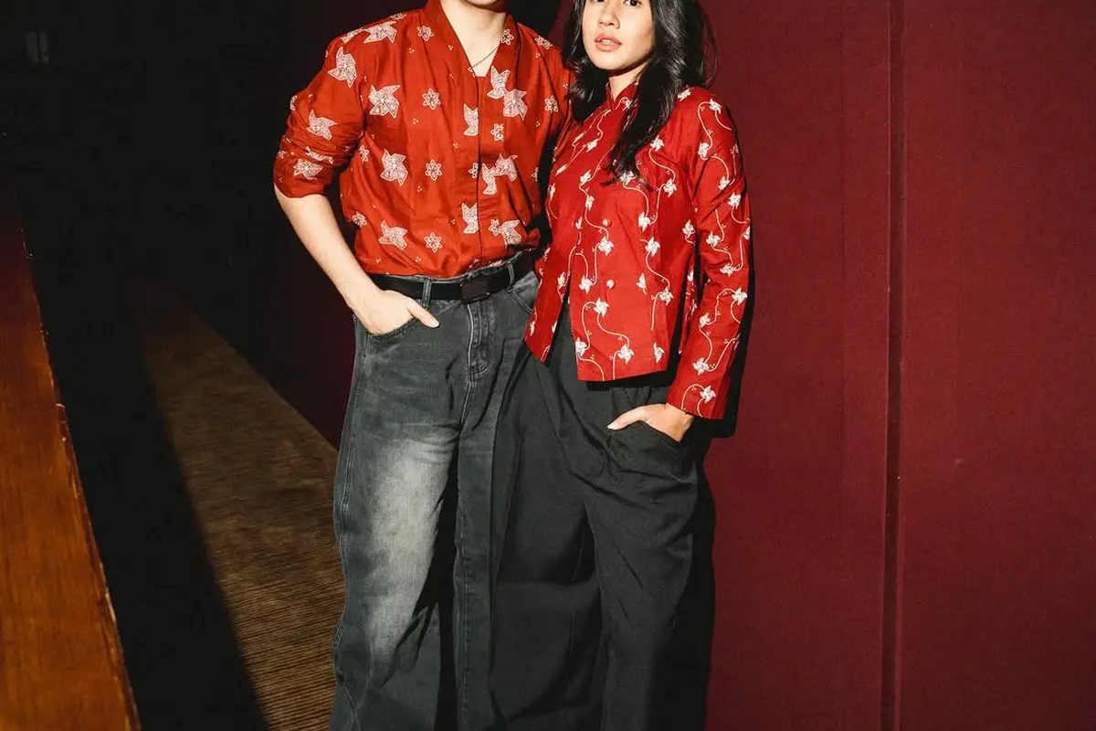 Inspirasi Gaya Couple Sentuhan Batik Modern dari Angga Yunanda dan Shenina Cinnamon