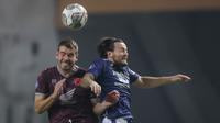 Pemain Persib Bandung, Marc Klok (kanan) dan pemain PSM Makassar, Willem Jan Pluim berduel udara dalam laga pekan ke-6 BRI Liga 1 2021/2022 di Stadion Wibawa Mukti, Cikarang, Sabtu (02/10/2021) WIB. Kedua tim bermain imbang 1-1. (Bola.com/Bagaskara Lazuardi)