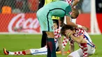 Bek Portugal, Pepe (kiri) saat menenangkan gelandang Kroasia Luka Modric usai pertandingan babak 16 besar piala Eropa 2016 di  Stade Bollaert, Lens , Prancis, (26/6). Portugal tumbangkan Kroasia dengan skor tipis 1-0. (REUTERS / Gonzalo Fuentes)