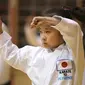 Mahiro Takano, anak perempuan asal Jepang berlatih karate di Nagaoka, Niigata, 18 November 2015. Beberapa waktu yang lalu juara karate berusia 9 tahun itu muncul dalam video klip terbaru dari penyanyi Australia, Sia yang berjudul Alive. (dailymail.co.uk)