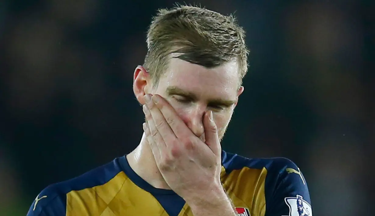 Pemain Arsenal, Per Mertesacker tampak sedih usai laga Southampton vs Arsenal di Stadion St Mary, Inggris, Sabtu (26/12/2015). Arsenal dihajar tuan rumah Southampton dengan skor telak 0-4. (Reuters / Eddie Keogh)