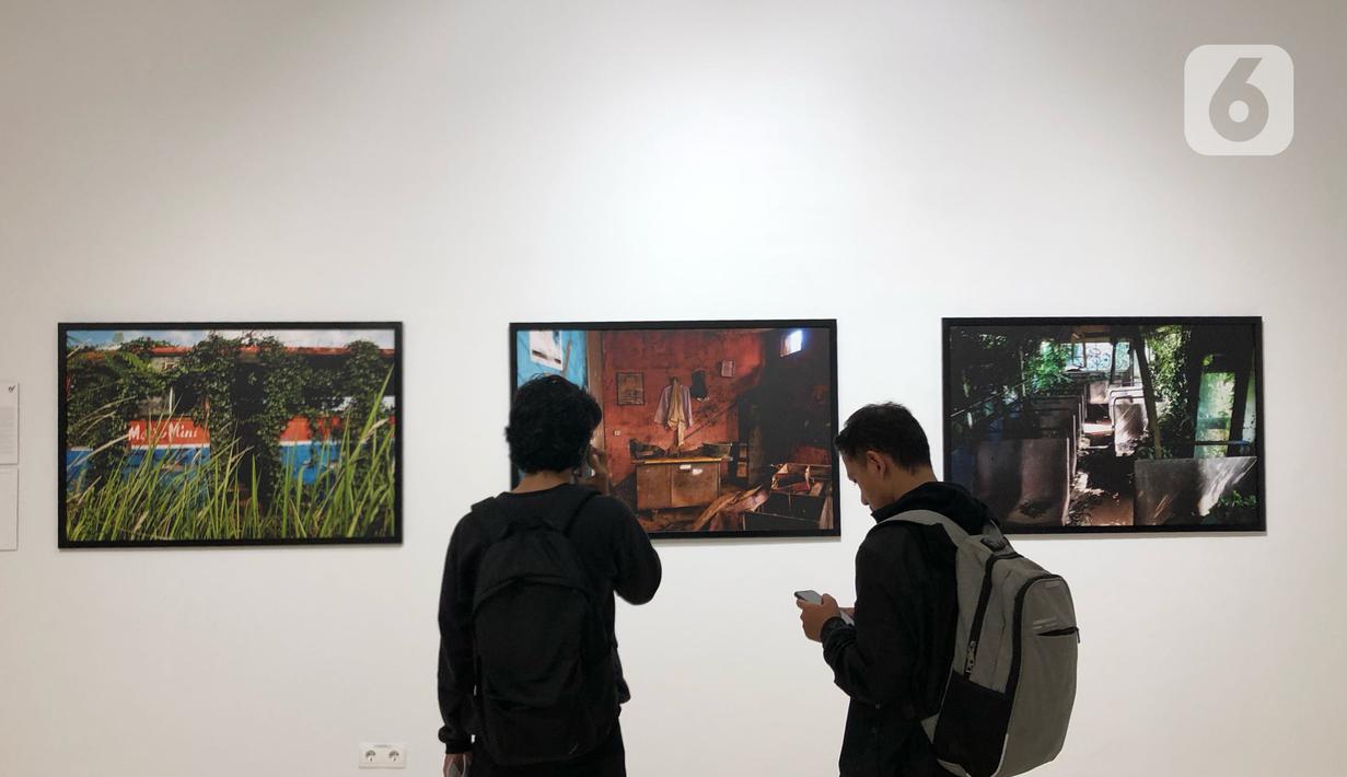 Pengunjung mengamati karya fotografi yang dipajang dalam pameran bertajuk Innovation di Erasmus Huis, Jakarta, Kamis (5/3/2020). Pameran yang menceritakan tentang inovasi dari karya dari 10 pewarta foto tersebut berlangsung hingga 5 April 2020. (Liputan6.com/Immanuel Antonius)
