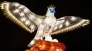 Gambar pada 15 November 2019 menunjukkan patung burung elang diterangi lampu berwarna sebagai bagian dari pameran festival cahaya di Kebun Binatang Jardin des Plantes, Paris. Festival Cahaya bertajuk "Ocean en voie d'illumination" ini digelar dari 18 November 2019 - 19 Januari 2020. (BERTRAND GUAY/A