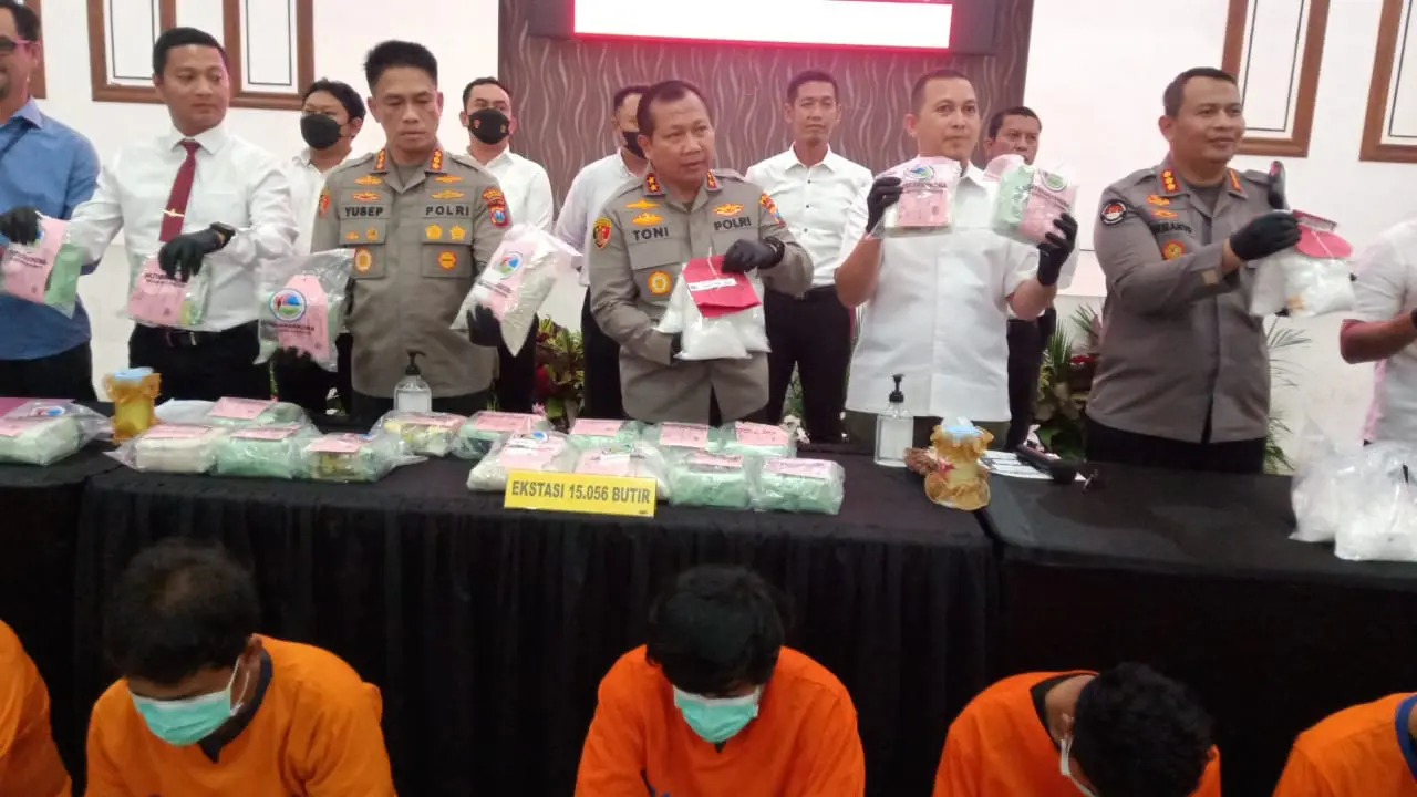 Kapolda Jatim Irjen Pol Toni Hermanto saat gelar perkara narkoba. (Dian Kurniawan/Liputan6.com)