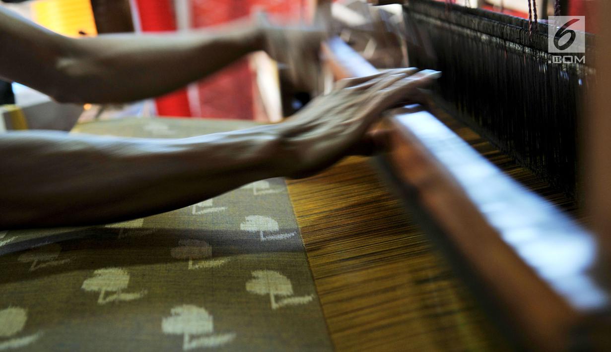 Pengrajin saat menyelesaikan pembuatan tenun ikat di salah satu industri rumahan di Desa Bandar Kidul, Kediri, Jawa Timur, Sabtu (29/9). Industri rumahan ini mulai bermunculan pascapabrik-pabrik saudagar China dan Arab tutup. (Merdeka.com/Iqbal Nugroho)