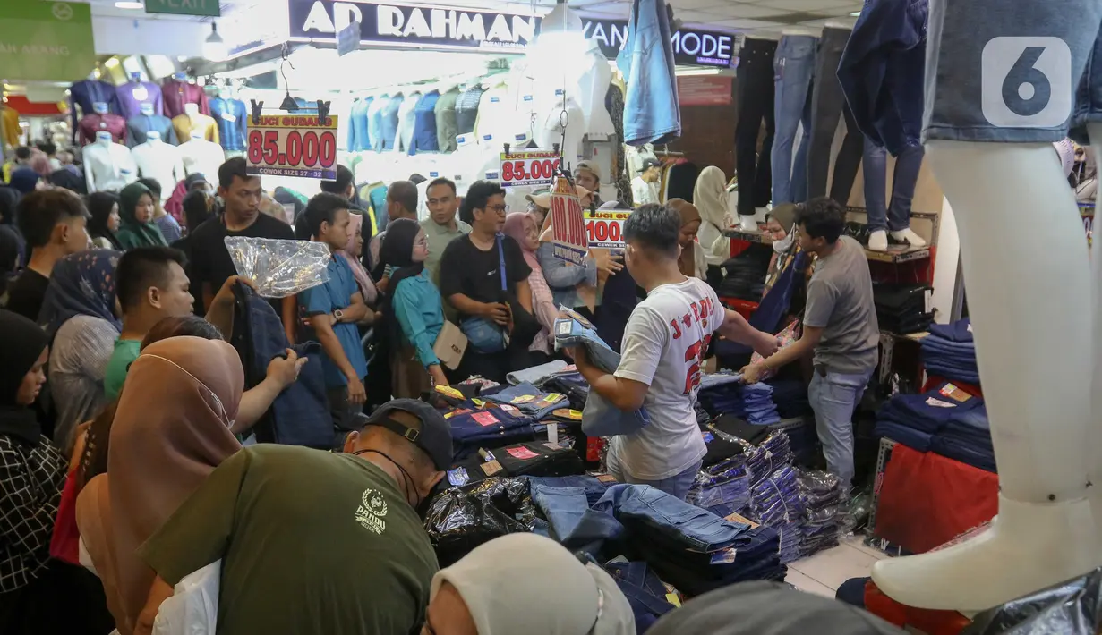 Omzet penjualan pun akan naik bila dibandingkan hari biasa. (Liputan6.com/Herman Zakharia)