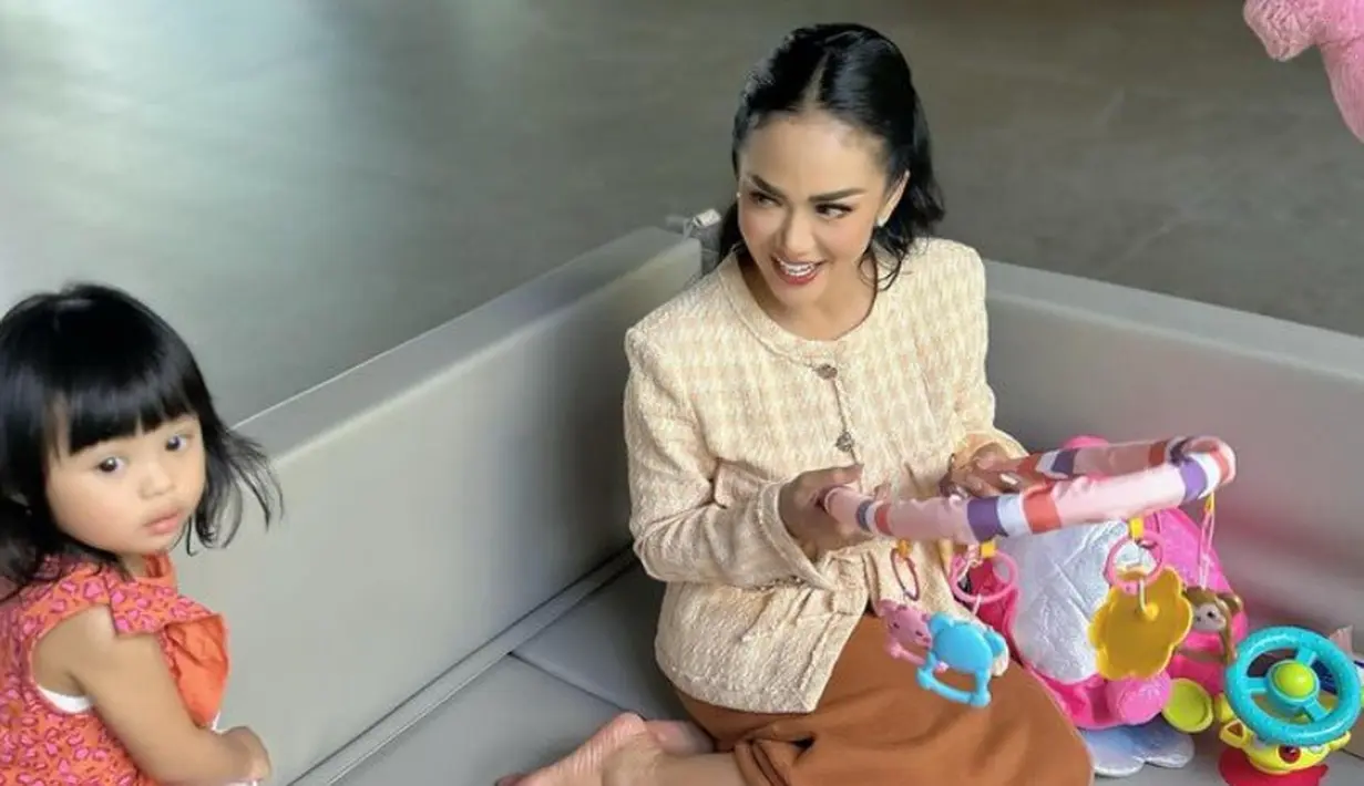 <p>Saat bertemu dengan cucunya, Ameena dan Azura Krisdayanti tampil rapi dengan outfit yang dikenakan. Ia memilih tampil semi formal. [@krisdayantilemos]</p>