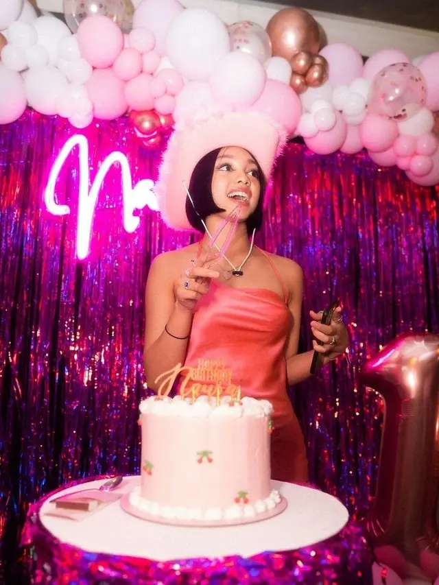 7 Momen Ulang Tahun Naura Ayu Ke-16, Meriah Banget