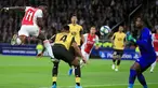 Pemain Ajax, Quincy Promes (kiri) mencetak gol lewat sundulan ke gawang Lille yang dijaga kiper Mike Maignan (kanan) pada laga Grup H Liga Champions di Amsterdam, Belanda, Selasa (17/9/2019). Ajax memuncaki klasemen Grup H Liga Champions usai mengalahkan Lille 3-0. (AP Photo/Peter Dejong)