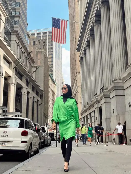 Kali ini, Olla memadukan blouse hijau dengan hijab dan celana panjang warna hitam senada.