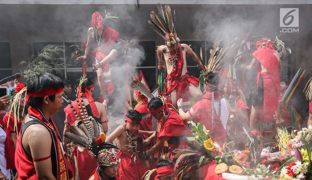 Sejumlah tatung melakukan sembahyang saat beratraksi dalam Festival Cap Go Meh 2570 di Seasons City, Jakarta,  Minggu (24/3). Festival ini bertujuan untuk melestarikan kebudayaan Indonesia. (Liputan6.com/Fery Pradolo)