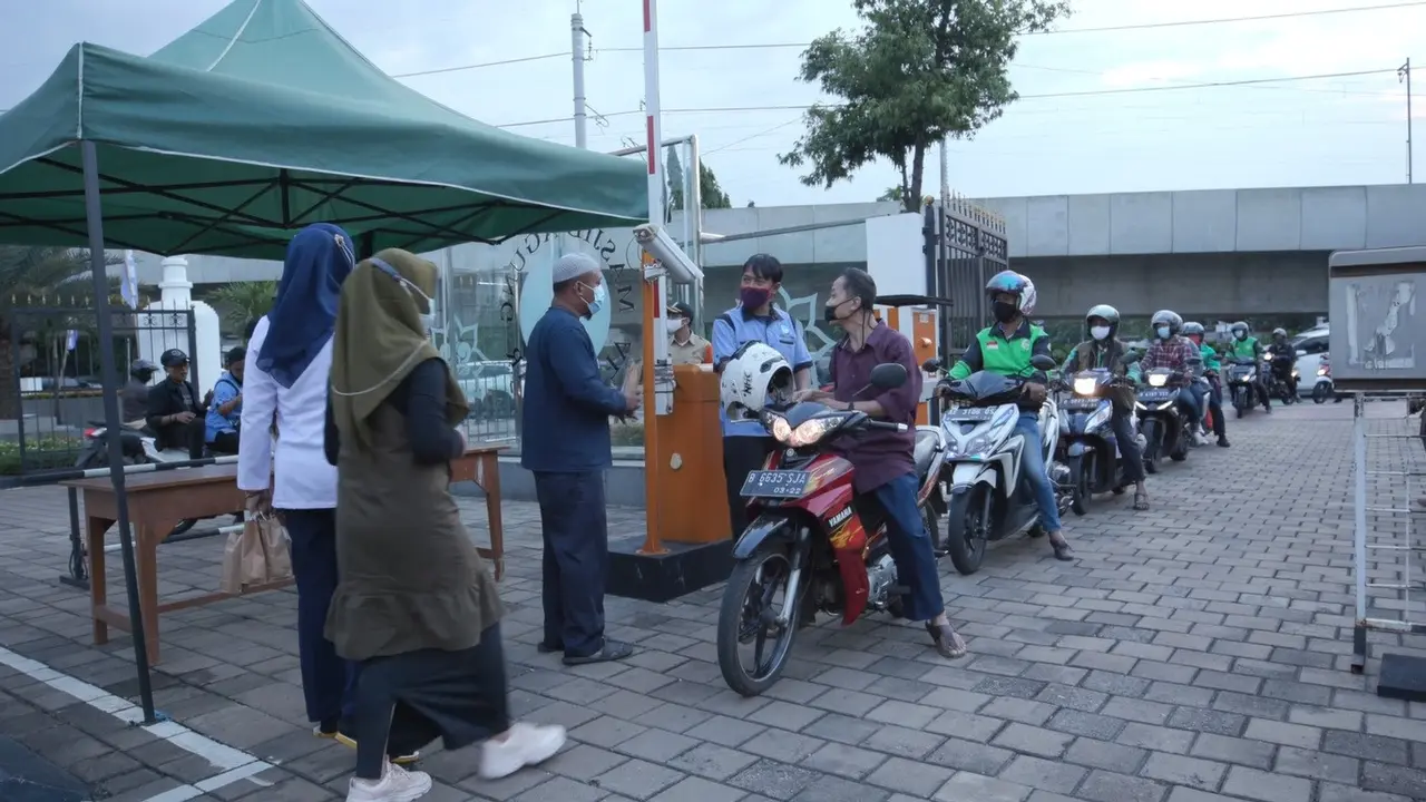 Takjil Drive Through Masjid Agung Al Azhar