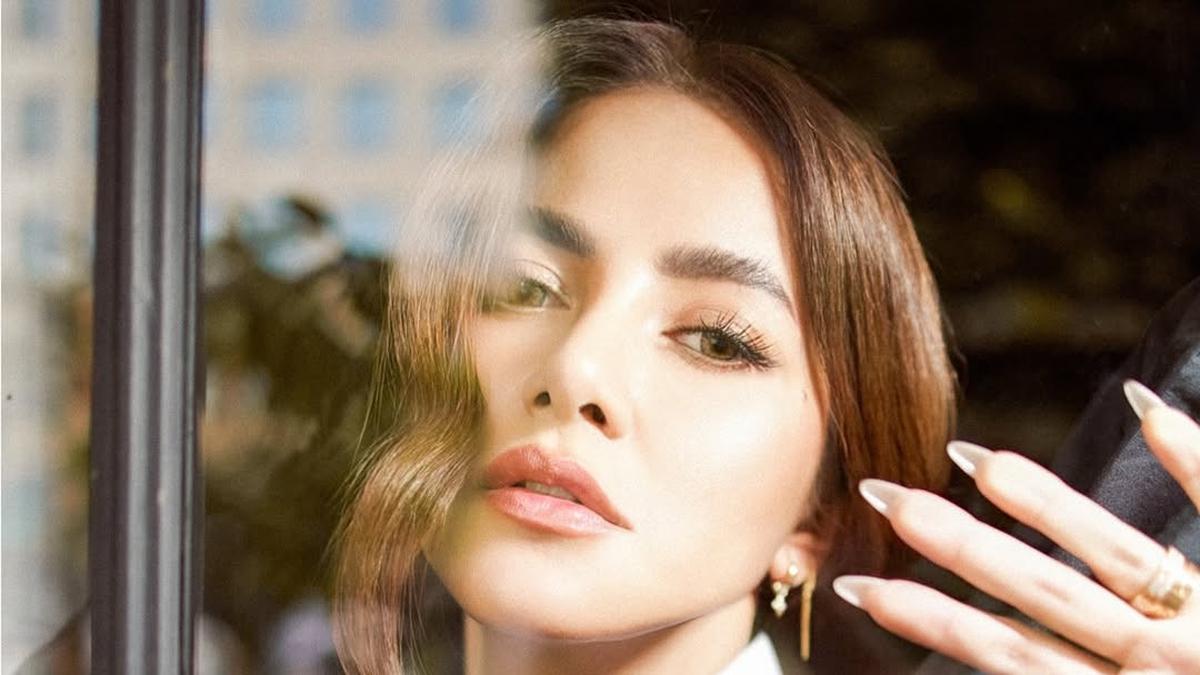 6 Gaya Perdana Olla Ramlan dengan Rambut Bergelombang dalam Pemotretan Terbaru