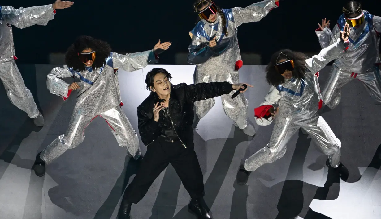 <p>Aksi Jungkook saat tampil di atas panggung dalam upacara pembukaan Piala Dunia Qatar 2022, di Stadion Al Bayt di Al Khor, Qatar, Minggu (20/11/2022). penampilan Jungkook BTS dan Fahad Al-Kubaisi berhasil menarik perhatian penonton di seluruh dunia. (AFP/Kirill Kudryavtsev)</p>