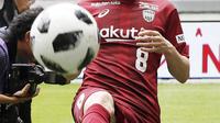 Aksi Andres Iniesta melakukan jugling saat perkenalan di NOEVIR Stadium Kobe, Kobe, (26/5/2018). Iniesta dikontrak Vissel Kobe selama tiga tahun.  (Michi Ono/Kyodo News via AP)