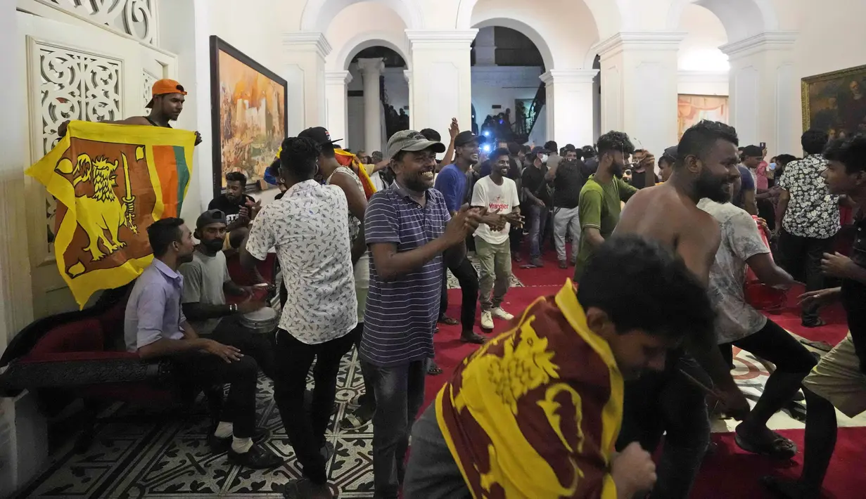 Para pengunjuk rasa bernyanyi dan menari setelah menyerbu kediaman resmi presiden Sri Lanka di Kolombo, Sri Lanka, 9 Juli 2022. Protes selama berbulan-bulan hampir menghancurkan dinasti politik Rajapaksa yang telah memerintah Sri Lanka selama hampir dua dekade terakhir. (AP Photo/Eranga Jayawardena)