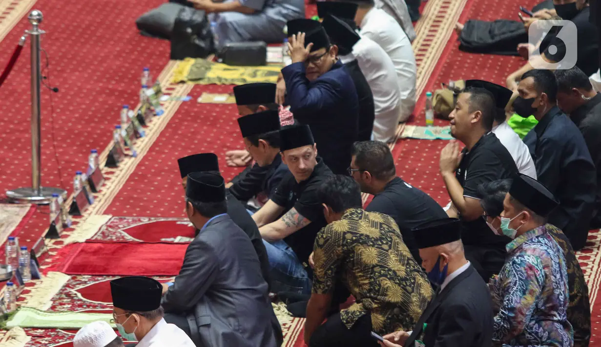 Bintang sepak bola asal Jerman, Mesut Ozil bersiap menunaikan Sholat Jumat di Masjid Istiqlal, Jakarta, Jumat (27/5/2022). Seperti diketahui Ozil sedang berada di Jakarta sejak 24 Mei lalu. Pria berkebangsaan Jerman itu telah melakukan serangkaian kegiatan di Indonesia. (Liputan6.com/Herman Zakharia)